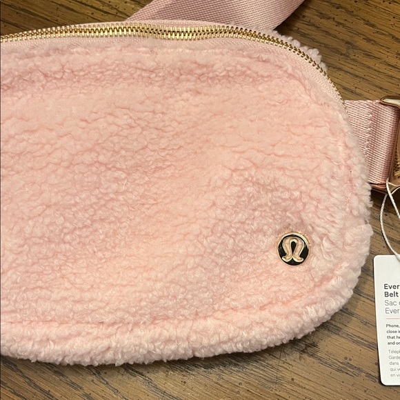 Lululemon Everywhere Fleece Belt Bag in Pink Mist with gold hardware, NWT - Picture 4 of 16
